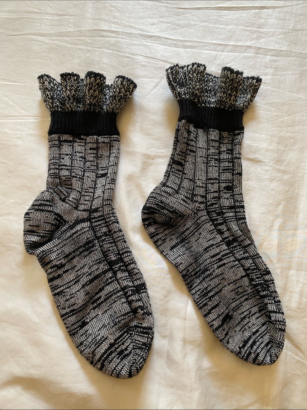 Women's Black & Gray Patterned Crew Socks